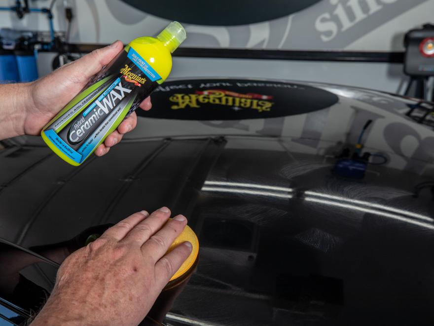 Ceramic Liquid Wax protege y brinda un brillo duradero con tecnología cerámica, repelente al agua y fácil aplicación. Ideal para mantener tu auto como nuevo.