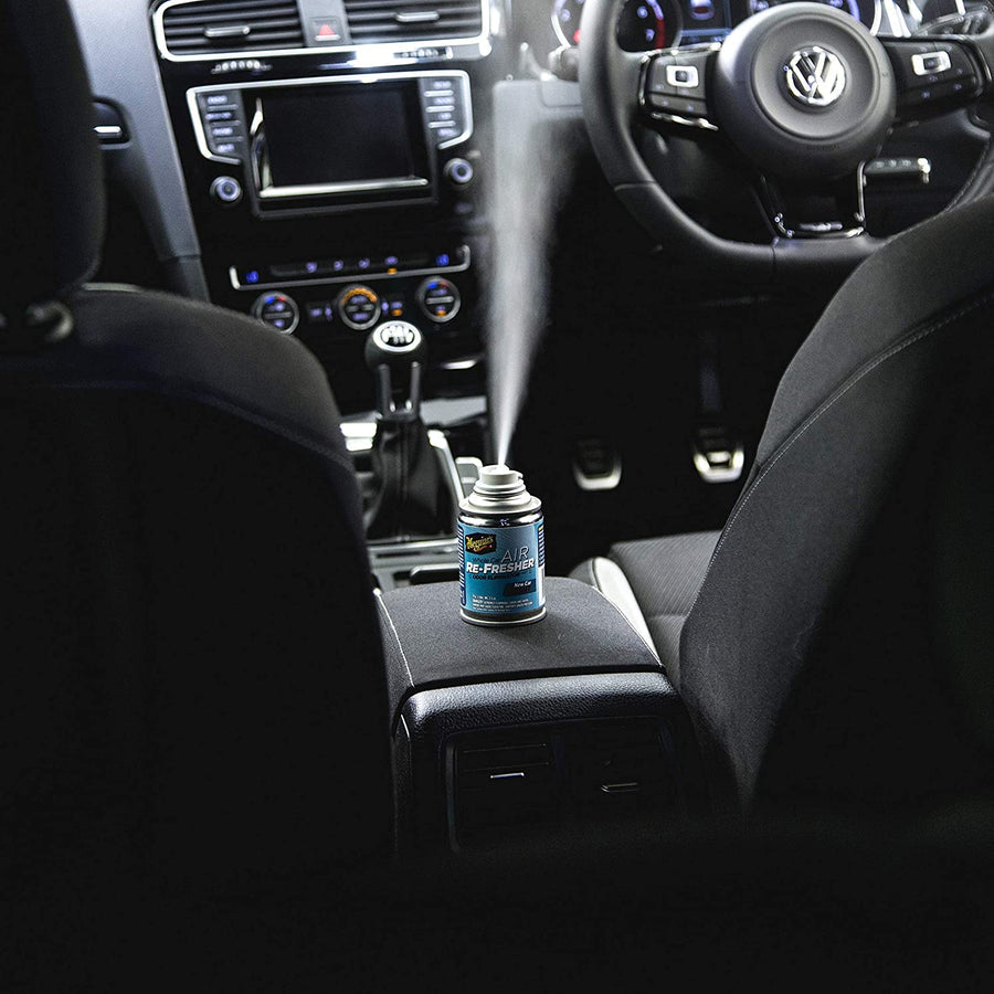 Meguiar’s Air Re-Fresher Mist elimina malos olores y deja fragancia a auto nuevo. Fácil de usar, penetra el sistema de ventilación. Aroma duradero.
