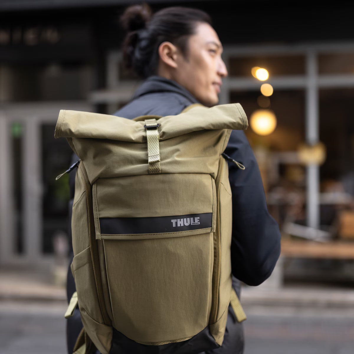 Bolso Paramount Thule, mochila urbana Thule, bolso impermeable, mochila con cierre enrollable, bolso para ciclistas, accesorios Thule, mochila sostenible, mochila con bluesign, bolso versátil Thule, mochila resistente al agua